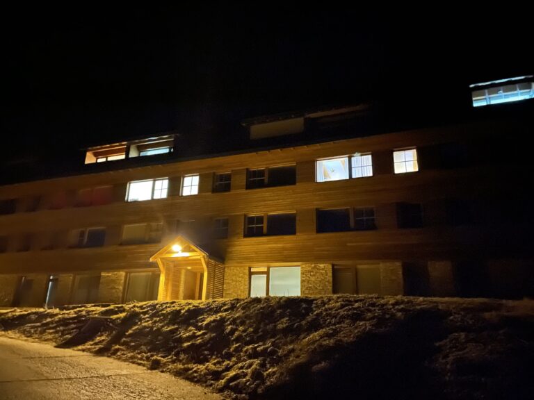 Apartmánový dům večer